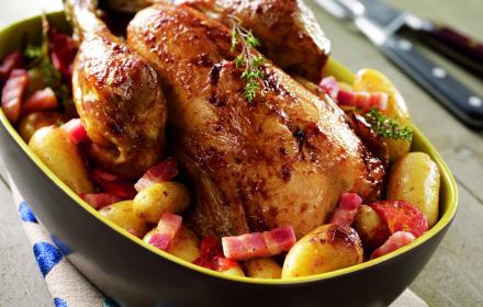 Poulet fermier rôti aux thym, lardons et tomates