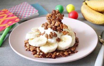 Crispy cereal with banana and honey cottage cheese