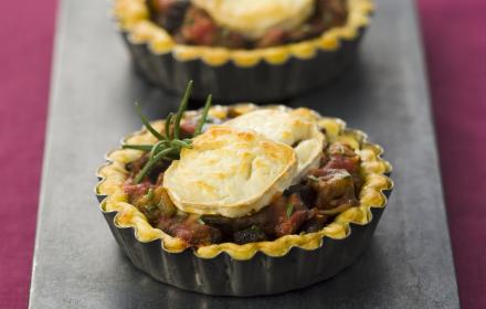 Tartelettes aux des d'aubergine, chevre et romarin