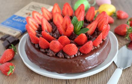 Gâteau de Pâques fraises et duo de chocolats