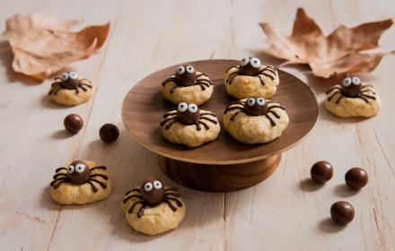 Cookies araignées avec kit kat ball et caramel