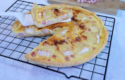 Quiche au jambon, oignons grillés et camembert