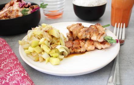 Caramelized salmon skewers with leeks