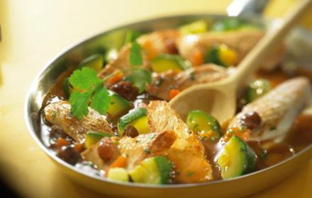 Tajine de poulet aux courgettes et abricots