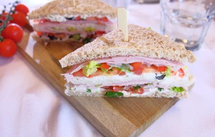 Club sandwich, jambon, tomate, feta, olives