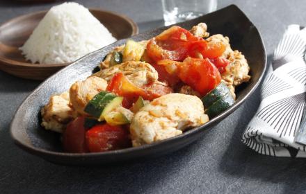 Poêlée de poulet, compotée de légumes aux olives