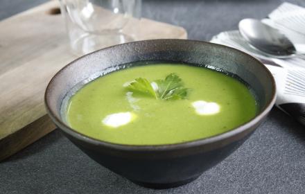 Soupe glacée courgette, petits pois et billes de chèvre