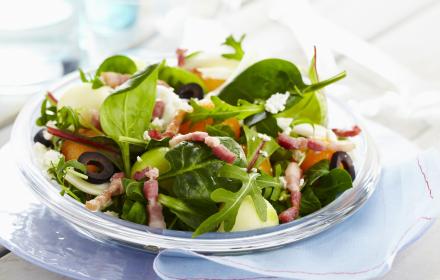 Salade au concombre,melon,pomme, allumettes et chèvre