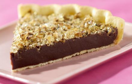 Tarte au chocolat, eclats de caramel croquants et amandes