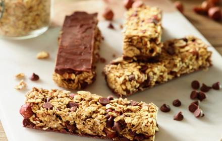 Barres de céréales à l'avoine, noisettes, banane et pépites de chocolat