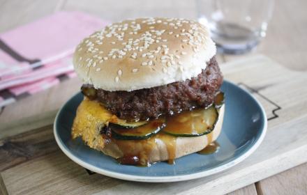 Burger cheddar courgettes