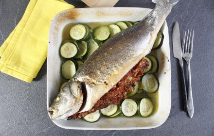 Bar au pesto rouge et fondue de courgettes
