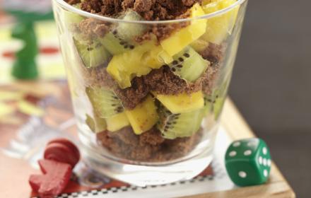 Verrines de fruits exotiques et biscuits au chocolat croquants Verrines de fruits exotiques et biscuits au chocolat croquants