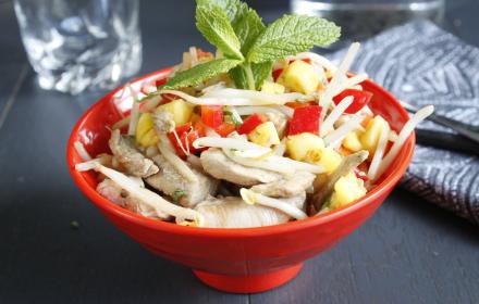 Salade de pousse de soja au porc et ananas