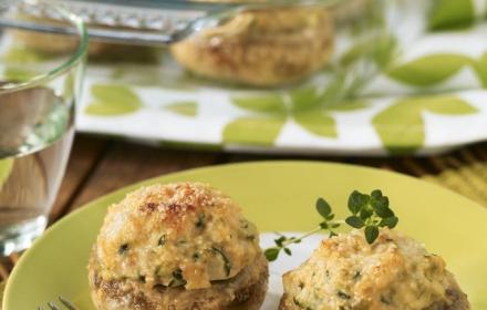 Champignons farcis au poulet et oignons rissolés