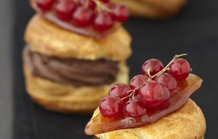 Choux caramélisés mousse au chocolat corsé et groseilles Choux caramélisés mousse au chocolat corsé et groseilles