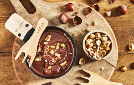 Fondue au chocolat noir et noisettes grillées