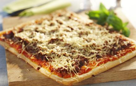 Pizza tomates, bœuf et oignons