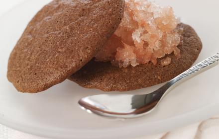 Granité de pamplemousse rose, palets au chocolat et zeste de pamplemousse