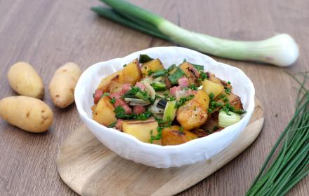 Poelée de pommes de terre au jambon et petits oignons Poelée de pommes de terre au jambon et petits oignons