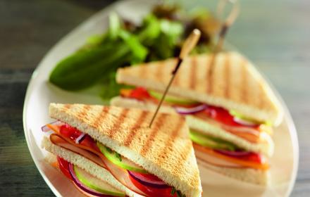 Club Sandwich au filet de poulet, tomates, salade et fromage frais