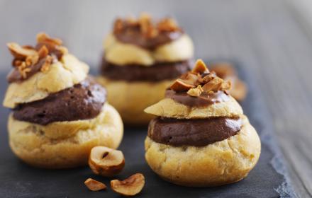 Choux à la mousse de chocolat noir, glaçage chocolat caramel, noisettes grillées