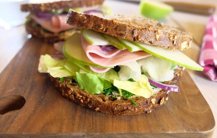 Sandwichs au pain viking, jambon, salade, pommes