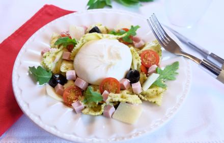 Salade de pâte au jambon BIO, pesto, tomates et burrata Salade de pâte au jambon BIO, pesto, tomates et burrata