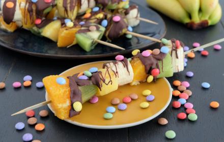 Brochettes de fruits chocolat Smarties