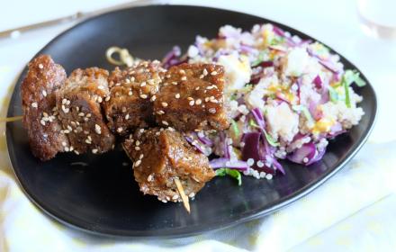 Brochettes de steak végétal miel sésame et salade de quinoa, chou rouge et fêta
