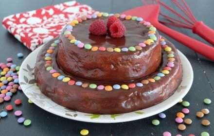 Gâteau de fête chocolat caramel Smarties