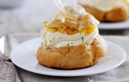 Choux au chocolat blanc citron vert, ananas et mangue