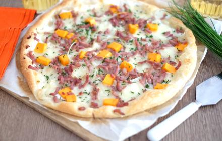 Tarte fine aux lardons et deux fromages