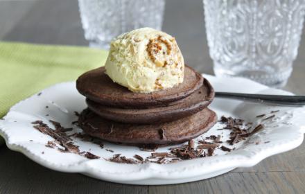 Pancakes chocolatés, glace crème brulée et sauce au chocolat