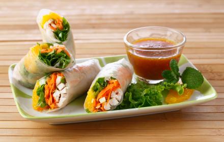 Rouleaux de printemps betterave, mâche crevettes
