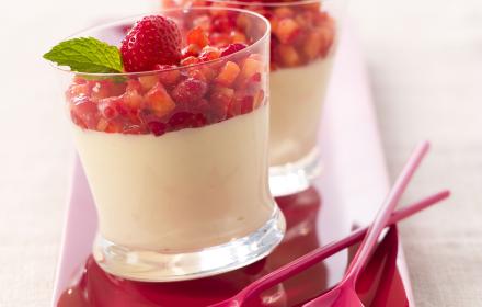 Verrines de mousse au chocolat blanc et des de fraises