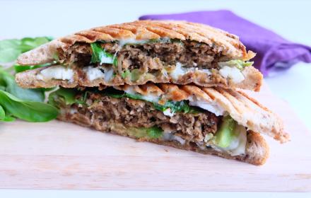 Croque végétarien chèvre, épinards, avocat et mozzarella