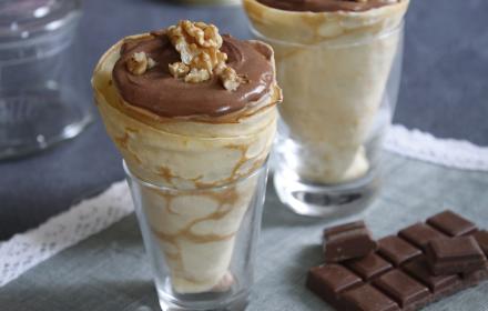 Cornets de crêpes chantilly au chocolat, poires et noix