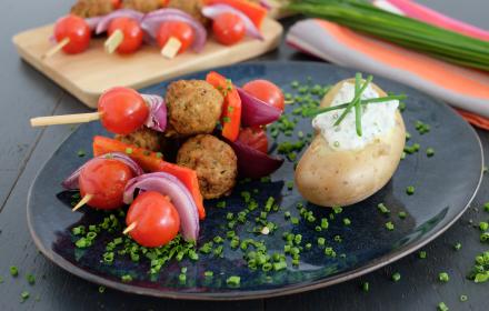 Brochettes estivales vegetariennes et pommes de terre au fromage blanc ciboulette