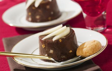Petits domes glaces aux poires caramelisees chocolat et biscuits amaretti ( pas avant janvier 2007) Petits domes glaces aux poires caramelisees chocolat et biscuits amaretti ( pas avant janvier 2007)
