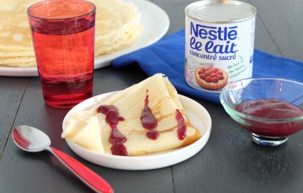 Crêpes au lait concentré et coulis de fruits rouges