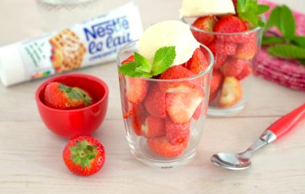 Salade de fraises et glace au lait concentré