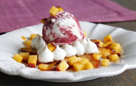 Blancs meringués, pêches et glace façon vacherin fruits rouges