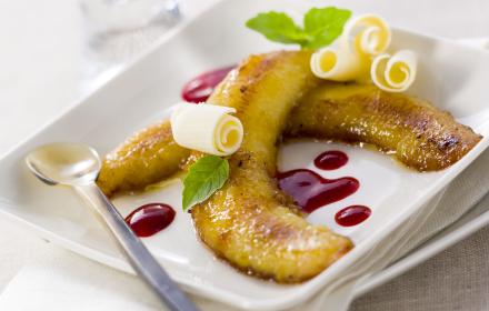 Bananes flambees au coulis de framboises et de basilic