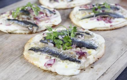 Pizzetas sardines, oignons