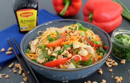 Nouilles sautées poulet et légumes à l'Arome