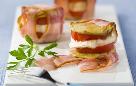 Millefeuille de blinis au chevre et poitrine croustillante