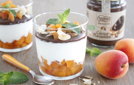 Verrine abricots fromage blanc pâte à tartiner et amandes grillées