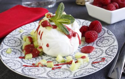 Burrata aux dés de concombre et coulis de framboises à l'Arome