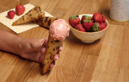 Cône au sorbet fraise et cornet en cookie